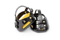 Scootboot TheraRide therapeutische hoefschoen voor paarden, zwart ontwerp met open ventilatie en verstelbare straps.